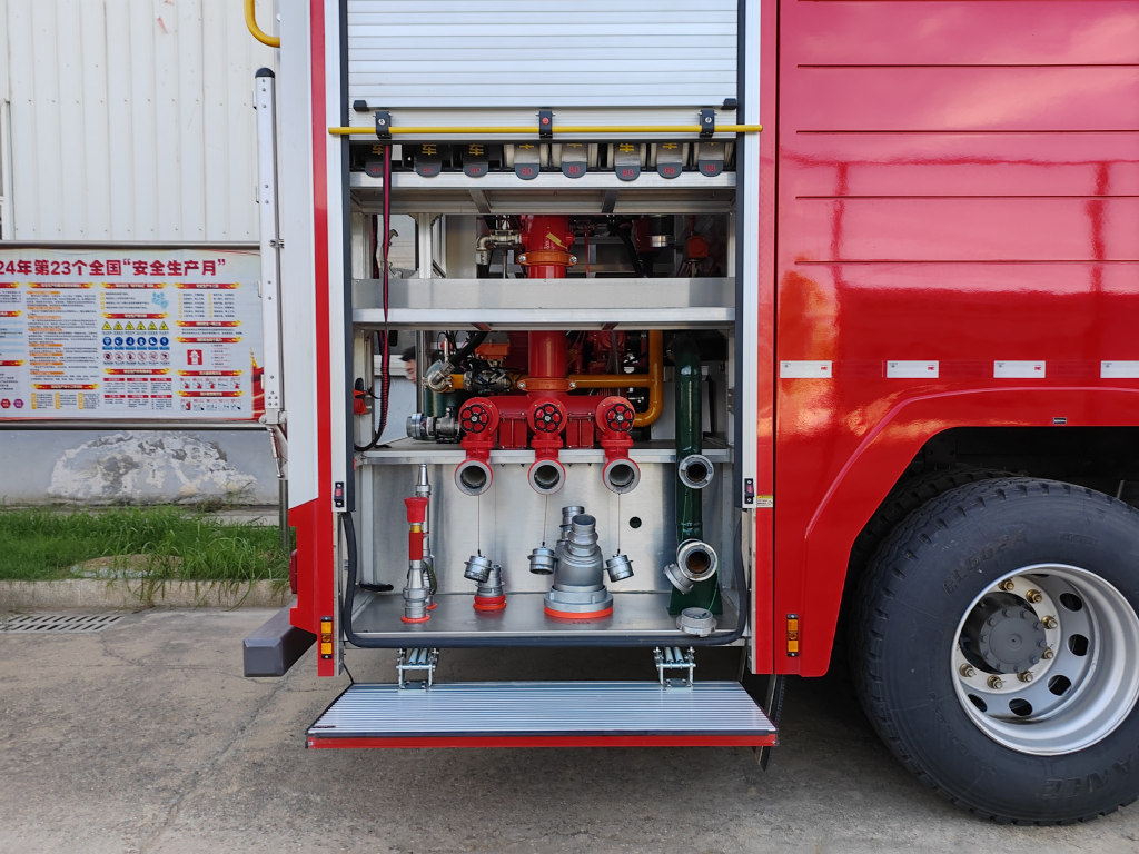 SINOTRUK HOWO 8x4 22-ton Foam Fire Truck