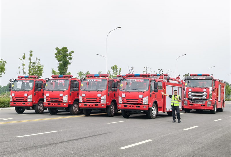 Прва серија од 4 ISUZU NPR пенаста ватрогасна возила спремна је за службу у Ватрогасној служби Лагоса